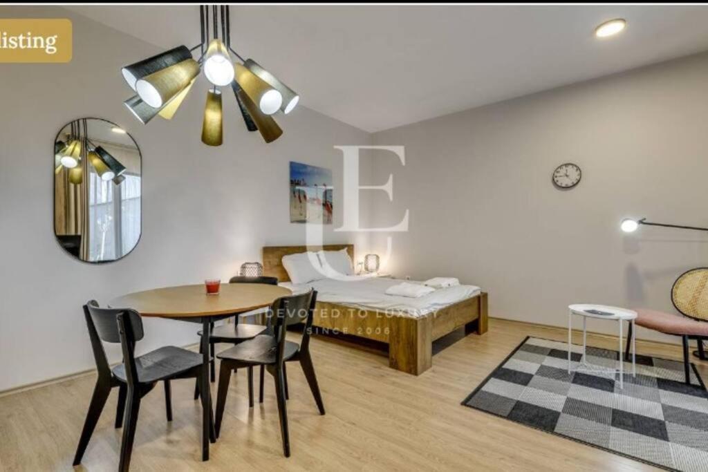 Апартамент Geneva: A Charming Patio With Private Parking! София