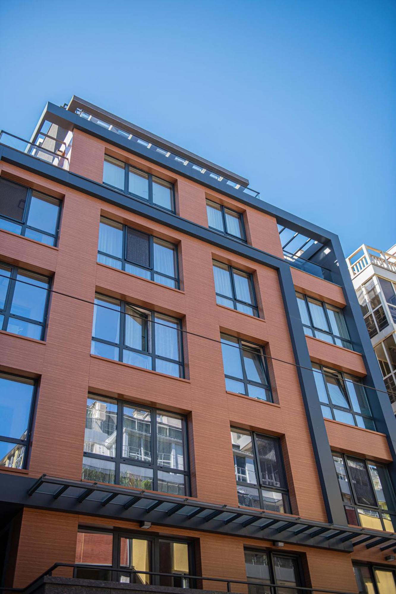 Geneva: A Charming Patio With Private Parking! Апартамент София